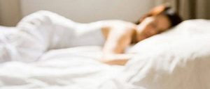 Erholsamer Schlaf - eine Frau schläft sich glücklich